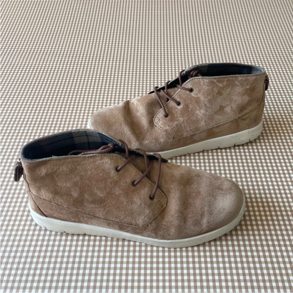 UGG men short booties.‎ Size 6